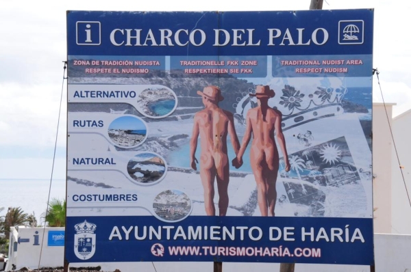 Ortseingang mit FKK Werbeschild von Charco del Palo